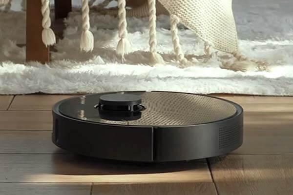 Dreame Bot Z10 Pro cleaning wooden floor