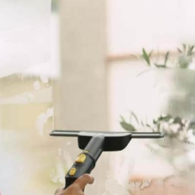 Karcher SC3 EasyFix limpando uma janela