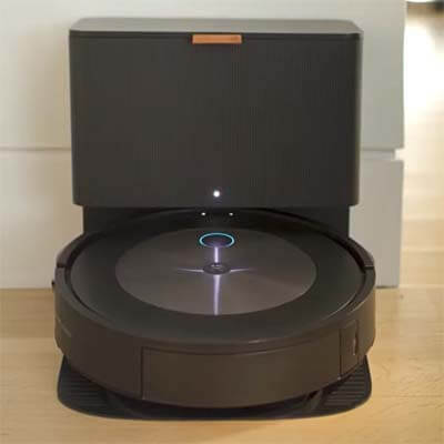 Roomba J7+ sur la base auto-vidante