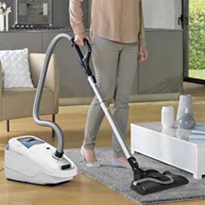 Rowenta RO7747 vacuuming a carpet