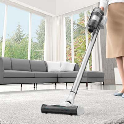 Samsung Jet 70 vacuuming carpet