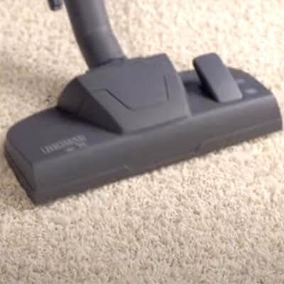 Thomas Aqua+ Pet & Family vacuuming a carpet