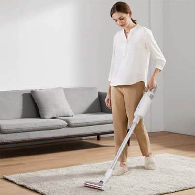 Xiaomi Handheld Vacuum Cleaner Light vacuuming a carpet