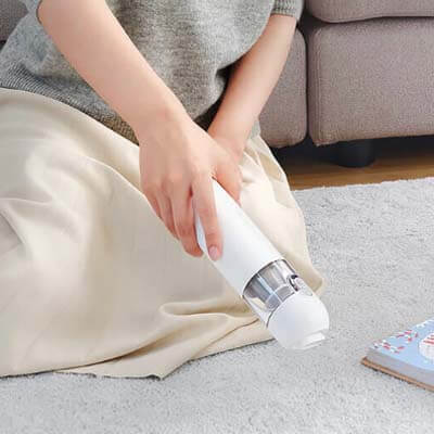 Xiaomi Mijia Portable Vacuum Cleaner vacuuming carpet