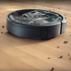 Roomba i7 Plus limpiando suelo