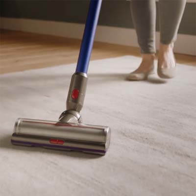 Dyson V11 limpiando alfombra
